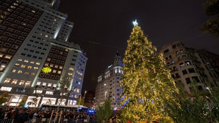 Árbol de navidad en plaza de España en el encendido de luces