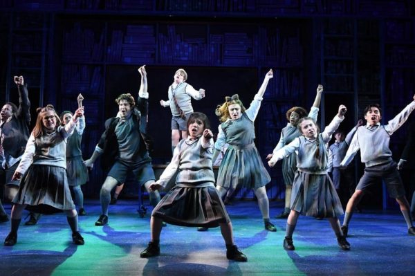 El elenco de Matilda el Musical bailando sobre el escenario